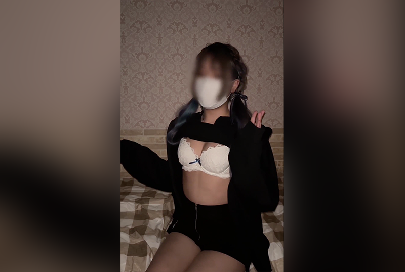 FC2-4539922 一个被钱迷住的女孩的结局。 素人-jj2