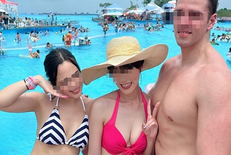 FC2-4680562 [女神与巨屌] 一位温柔的 F 杯白皙皮肤、粉红色乳头的女人独自一人在泳池边。美女与怪物阴茎交替，陷入快感，大脑爆炸接受中出！！ 素人-jj2