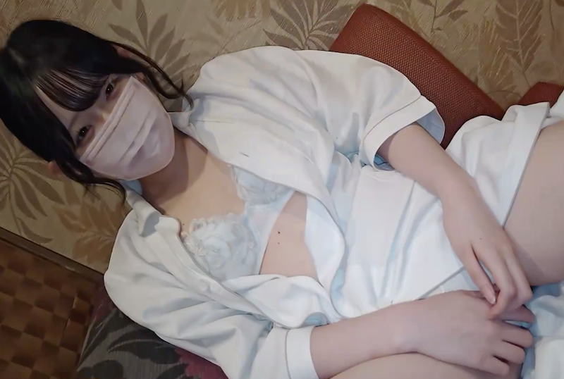 FC2-4692702 SSS级白皙无辜女孩,脱掉内衣用振动器自慰高潮!!她被一个令人毛骨悚然的老男人摆布~~ 素人-jj2